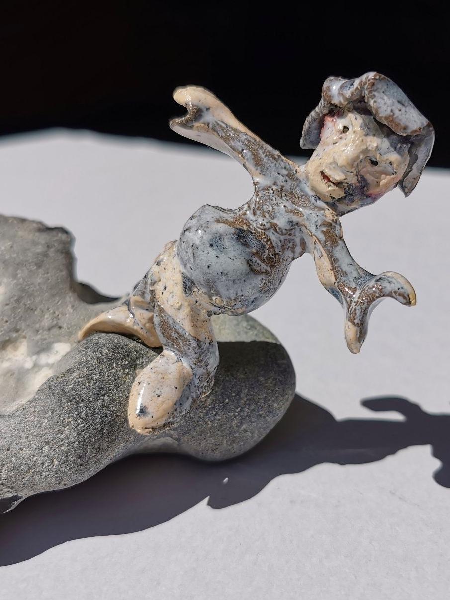 "Haarscharf" 5/2025, 8,5 x 11,5 x 9 cm, schwarzer und weißer Ton, glasiert auf Stein (Ostsee)