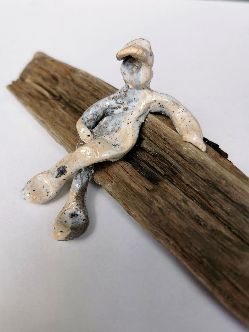 "Ingo" 5/2025, 5,5 x 6 x 6,5 cm, schwarzer und weißer Ton glasiert auf Treibholz Nordsee
