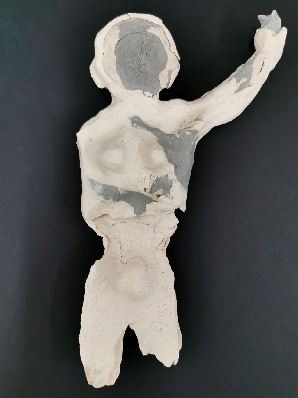 "Inuk mit Fisch" 4/2025, 25 x 15 x 4,5 cm, schwarzer und weißer Ton auf Leichtschaumplatte