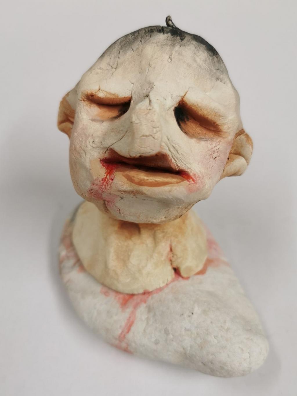 "Halloween" 3/2025, 10,5 x 11 8 cm, Ölfarbe und Keraminplast auf Stein (Zell am See)