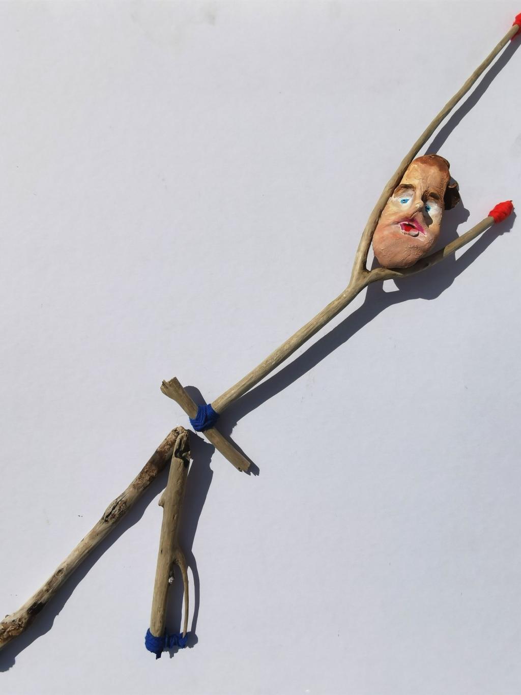 "Lebewesen, reduziert auf das Wesentliche" 4/2025, 73 x 15 x 6 cm, Keraminplast, Ölfarbe, und Wolle mit Treibholz (Nordsee) 