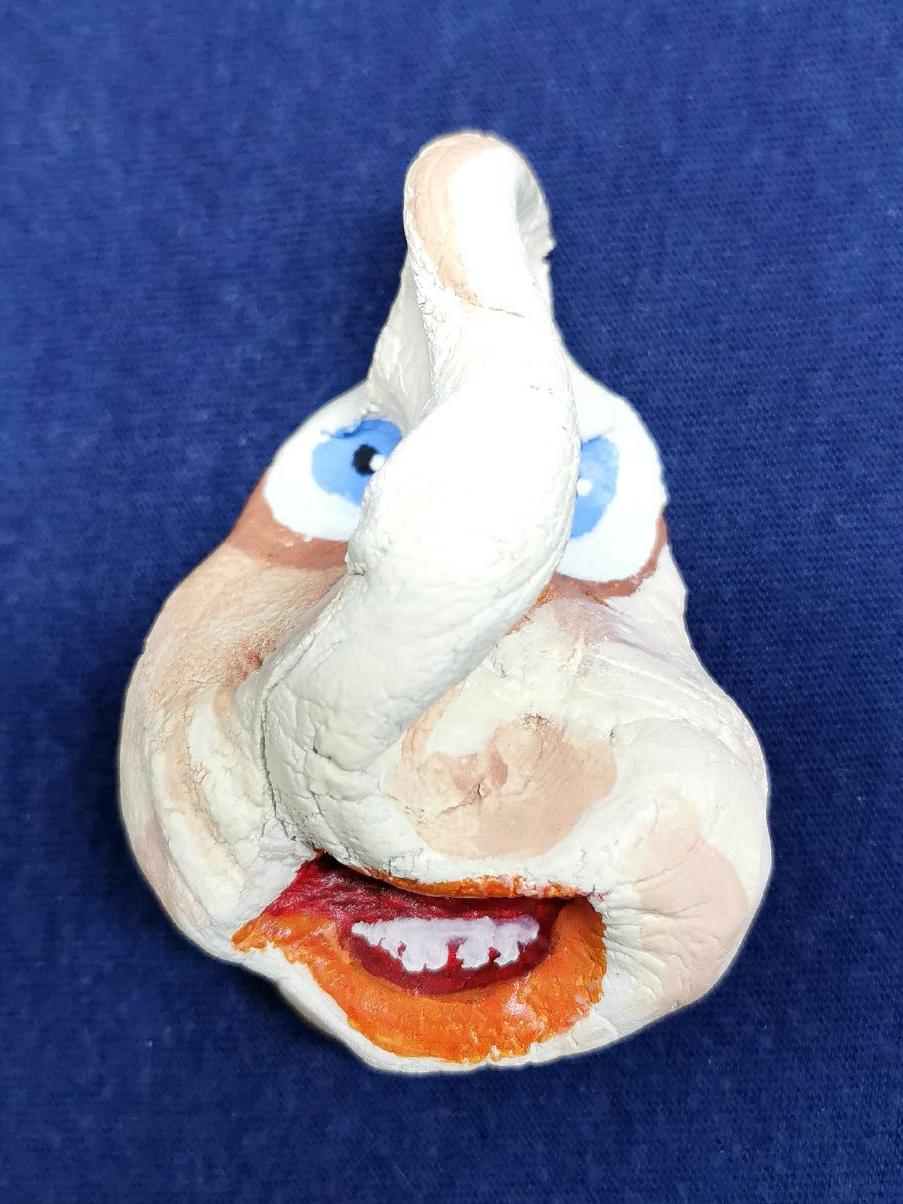 "Marlin" 07/2022, 8 x 5,5 x 4,5 cm, Ölfarbe, Lack auf Keramiplast 