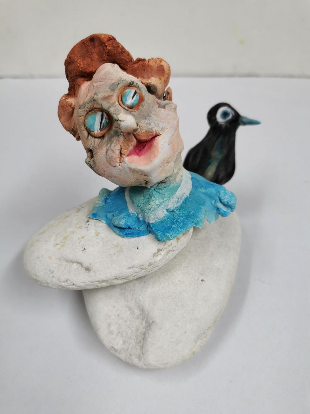 " Mrs Moneypenny mt Rabe" 4/2025, 13,5 x x16 x 15,5 cm, Ölfarbe und Keraminplast auf Steinen (Isar)