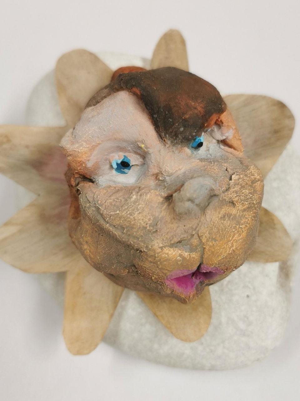 "Tinkerbell" 3/2025, 11,5 x 12,5 x 18 cm, Ölfarbe, Pergamentpapier und Keraminpalast auf Stein (Isar)