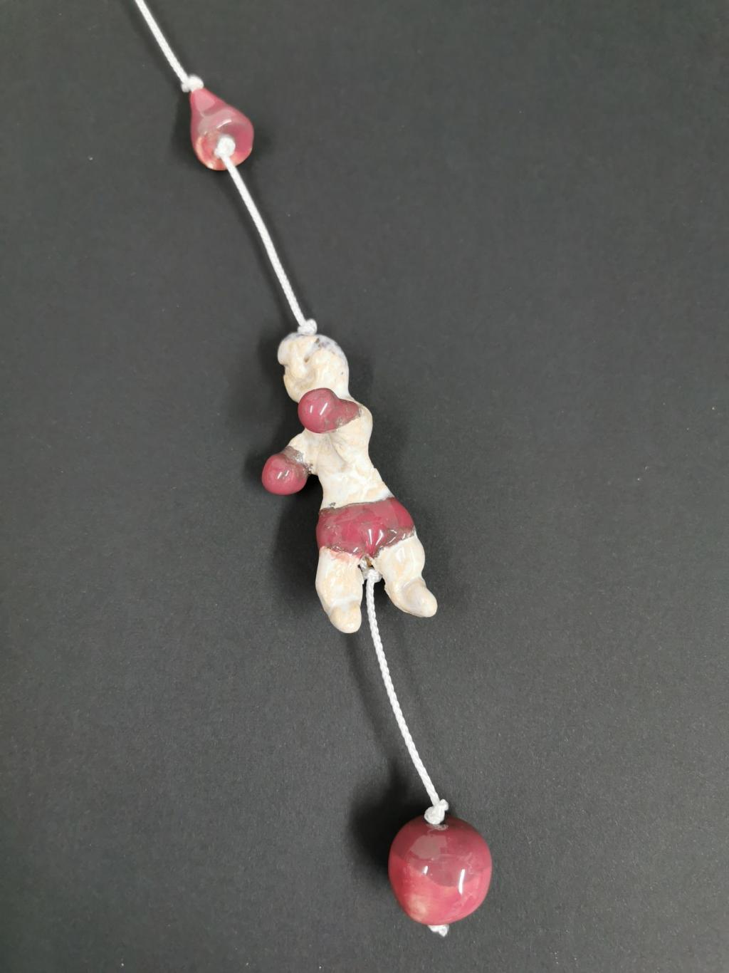 "Boxer" 90 cm, schwarzer und weißer Ton glasiert auf Perlonschnur, 3-teilig