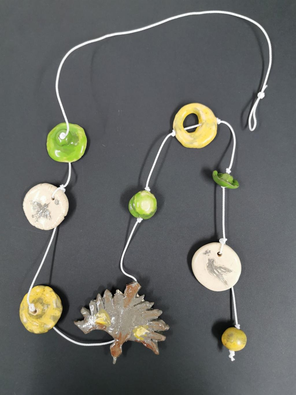 "Vögel" 120cm, schwarzer und weißer Ton glasiert auf Perlonschnur, 9-teilig