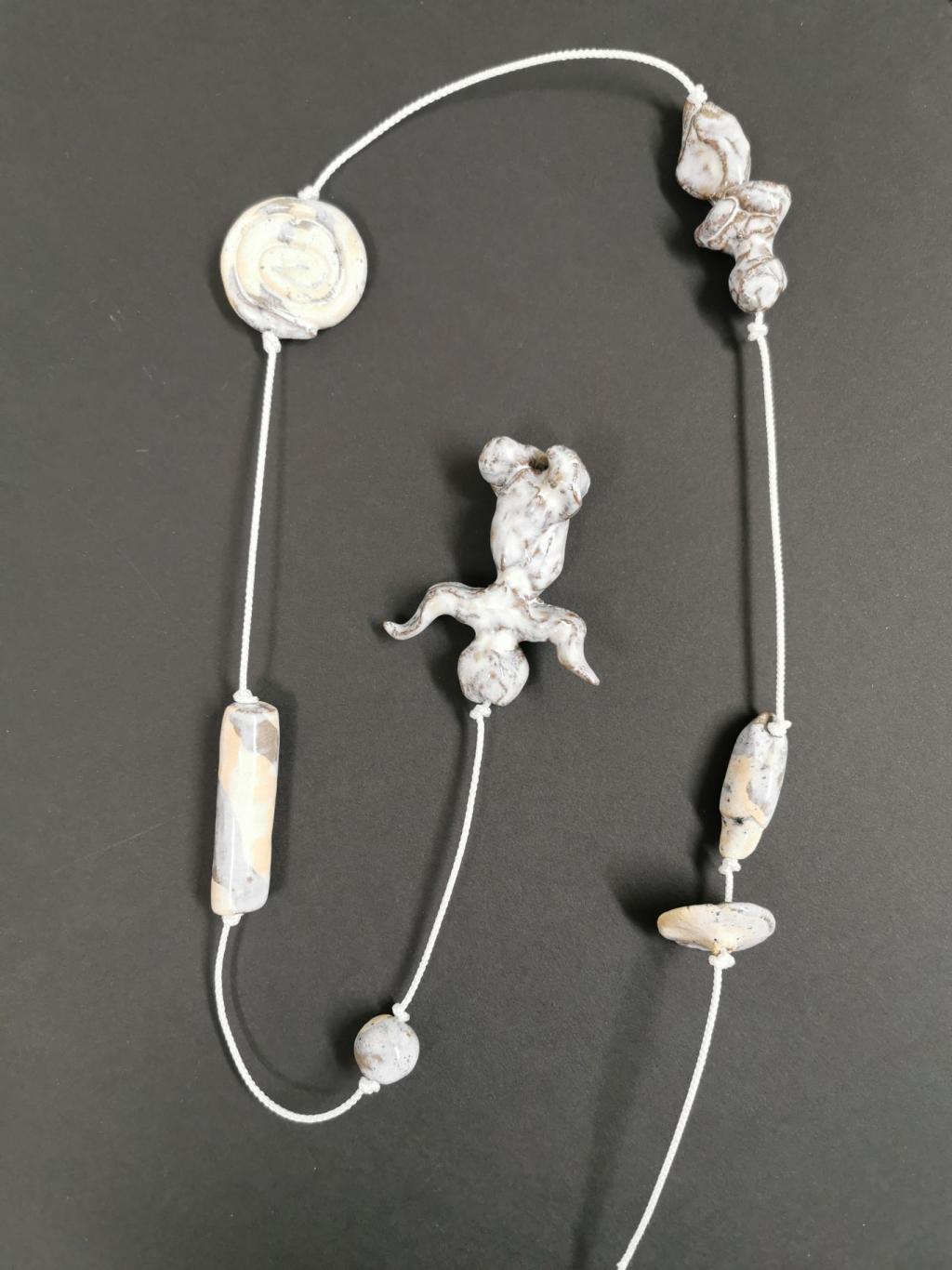 "Yoga-Style" 130 cm, schwarzer und weißer Ton glasiert auf Perlonschnur, 5-teilig