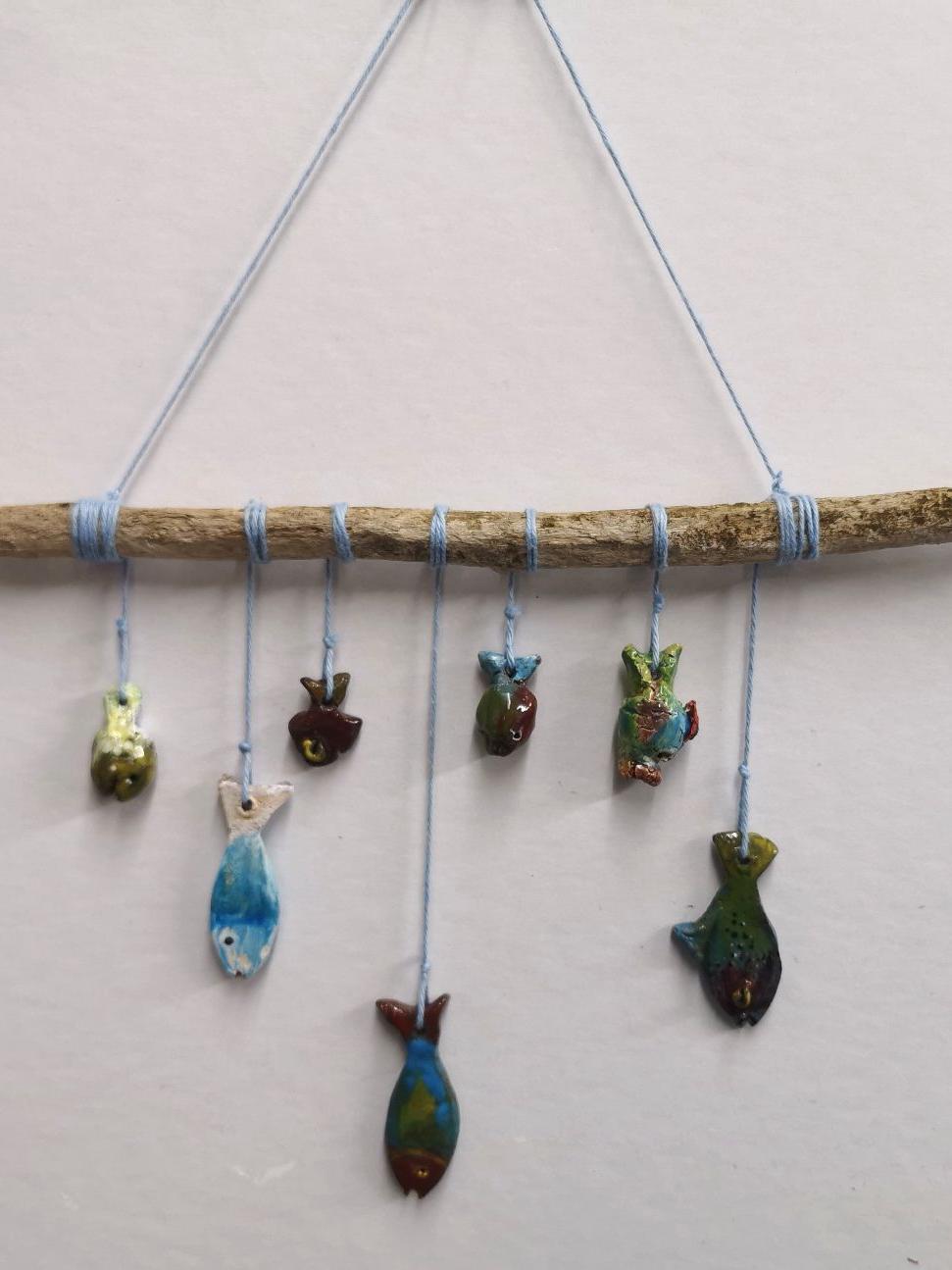 "Triangel" 7/2025, 28 x 32 x 2,5 cm, schwarzer und weißer Ton glasiert mit Treibholz (Nordsee), 8-teilig