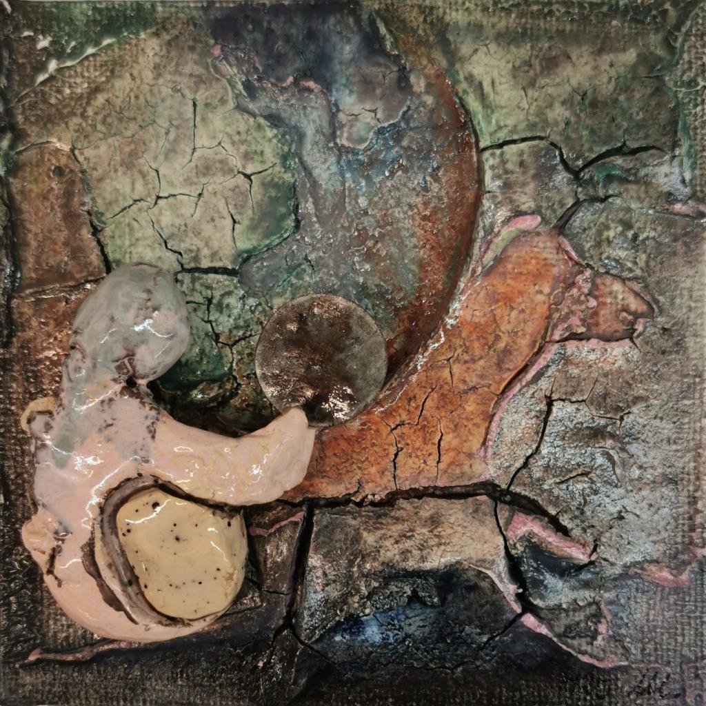 "Mädchen mit Mondscheibe" 7/2025, 10 x 10 cm, schwarzer und weißer Ton glasiert, Marmormehl, Pigmente, Ölfarbe und Lack mit Münze auf Malplatte