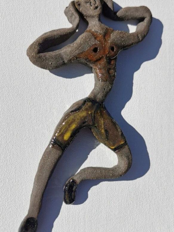 "Marc" 10/2022, 21 x 11 x 2 cm, schwarzer Ton glasiert auf Holz (Nordsee)