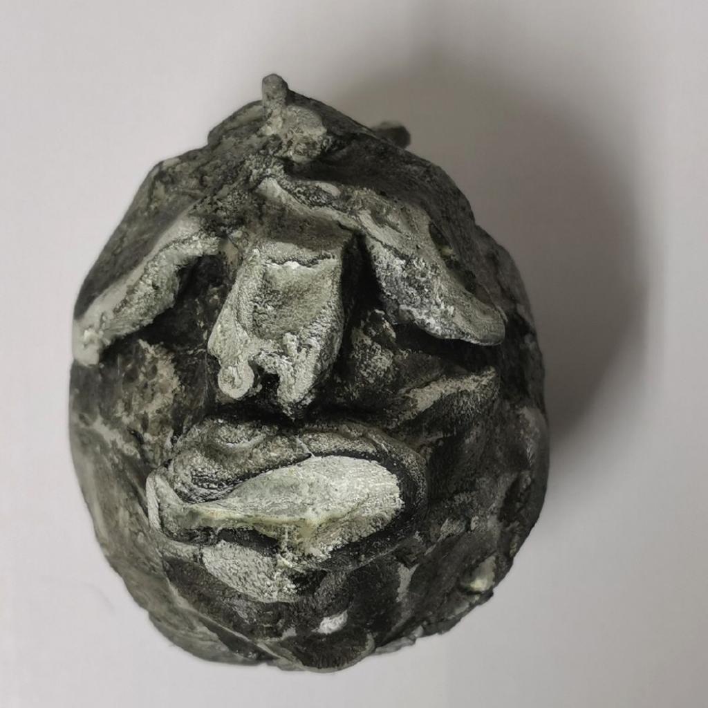 "Pollux" 2/2023, 11 x 9 x  10,5 cm, Ölfarbe auf Beton