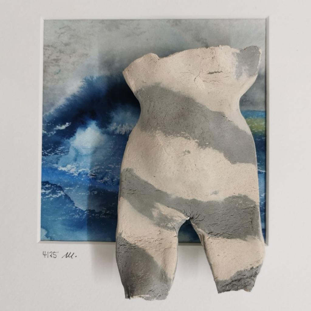 "Torso und Mee(h)r" 4/2025, 12 x 7,2 x 3 cm, schwarzer und weißer Ton auf Aquarell, gerahmt (25 x 25 cm)