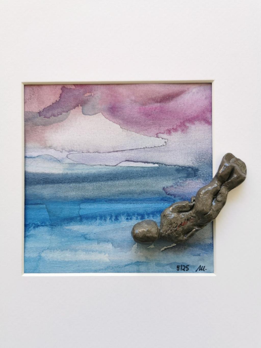"Wassermann" 5/2025, 3 x 8 x 2 cm, schwarzer Ton glasiert, auf Aquarell, 27 x 27 cm gerahmt